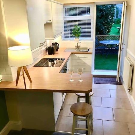 برودستيرز Cosy Coach House Garden Apartment By The Sea, Own Entrance Door, Garden Terrace With Exclusive Rear Door Access & Free Reserved Parking Space Only 2 Mtrs From Your Apt Door! Early Checkin From 3Pm And Late Check Out Till 11Am Available! المظهر الخارجي الصورة