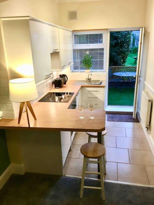 برودستيرز Cosy Coach House Garden Apartment By The Sea, Own Entrance Door, Garden Terrace With Exclusive Rear Door Access & Free Reserved Parking Space Only 2 Mtrs From Your Apt Door! Early Checkin From 3Pm And Late Check Out Till 11Am Available! المظهر الخارجي الصورة