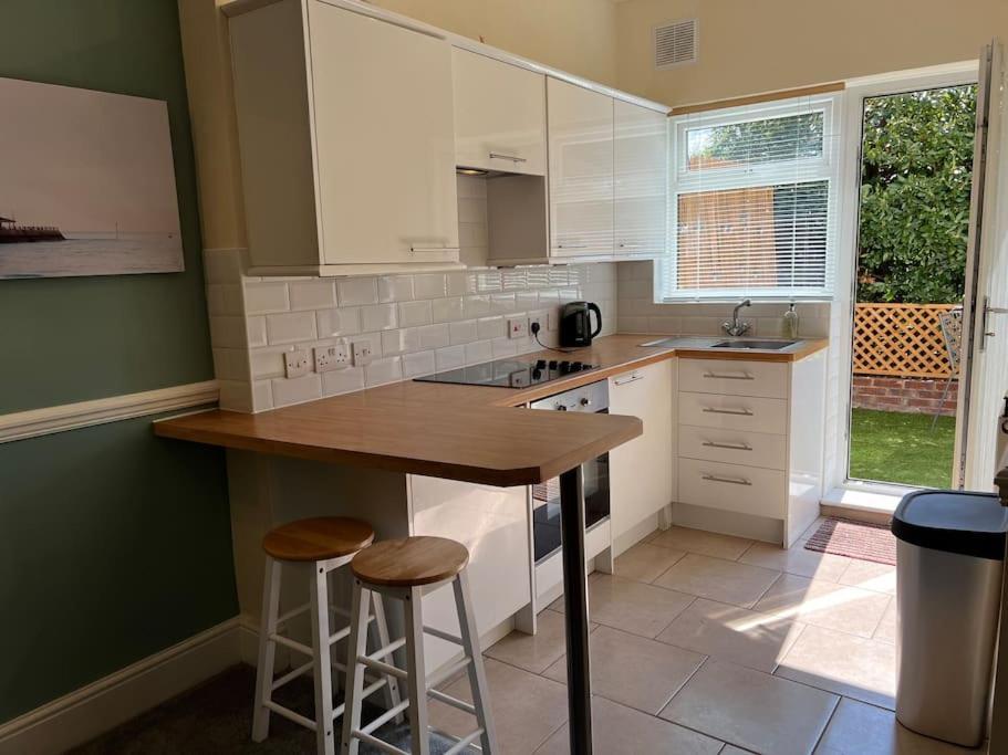 برودستيرز Cosy Coach House Garden Apartment By The Sea, Own Entrance Door, Garden Terrace With Exclusive Rear Door Access & Free Reserved Parking Space Only 2 Mtrs From Your Apt Door! Early Checkin From 3Pm And Late Check Out Till 11Am Available! المظهر الخارجي الصورة